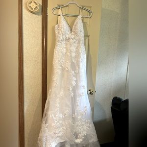 Brand new wedding dress, never worn. It perfect condition, just doesn’t fit.